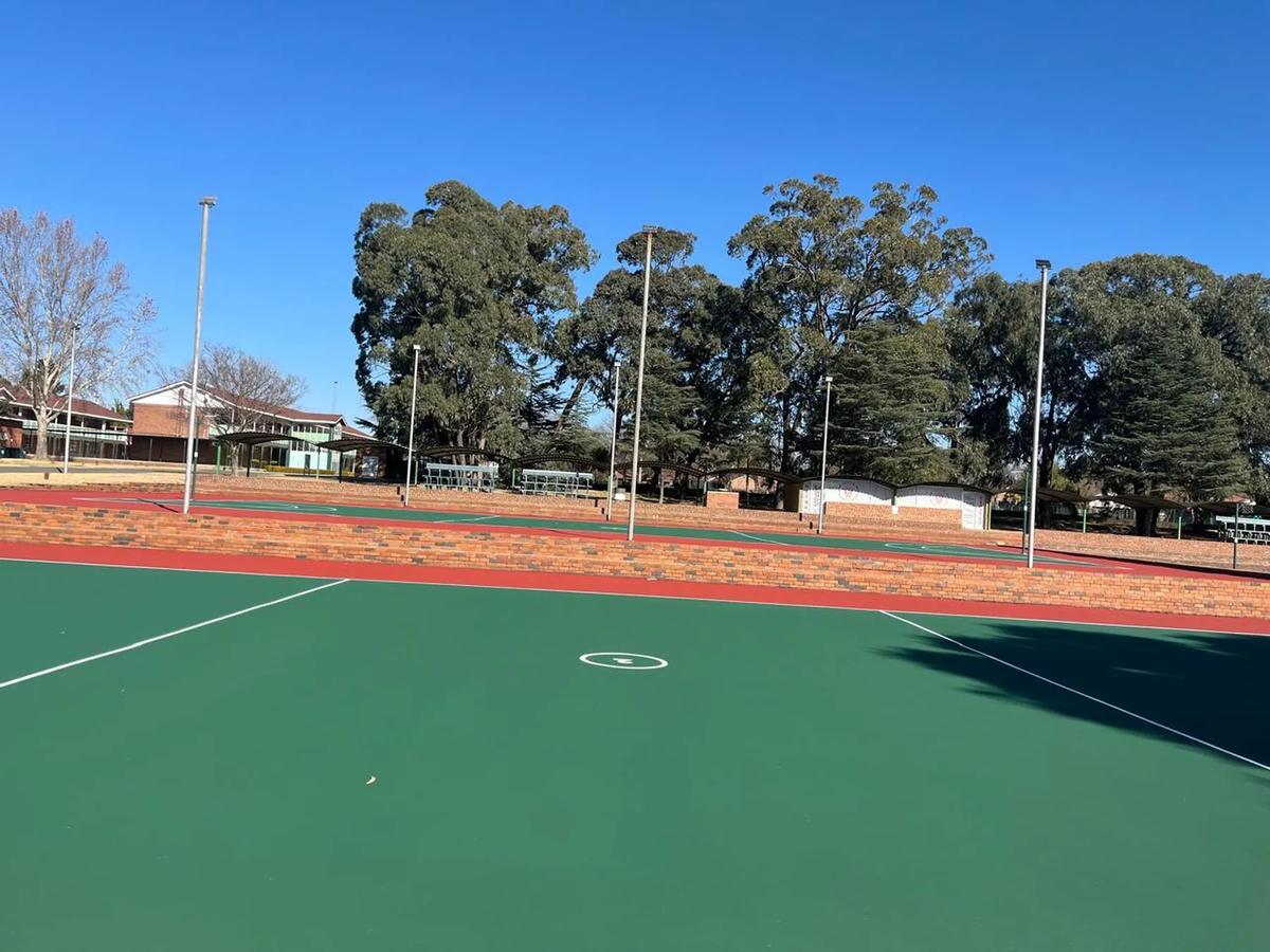 Combined tennis and sports court complex